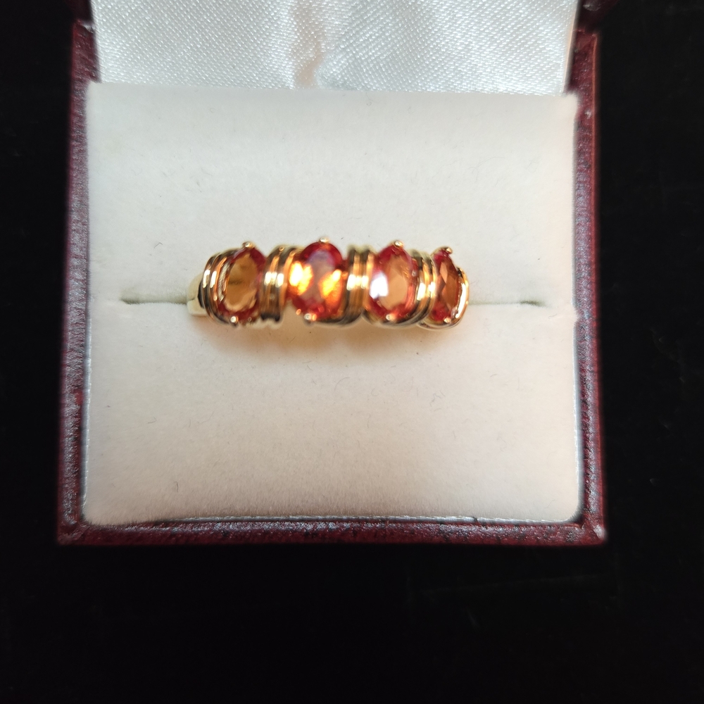 Very Pretty Elegant Gold and Amber Gemstone Ring